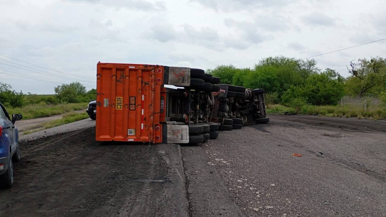 Volcadura en la carretera 57 deja un lesionado y caos vehicular en Allende