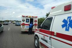 Mujer choca contra barandal en la carretera 57; viajaba con una menor