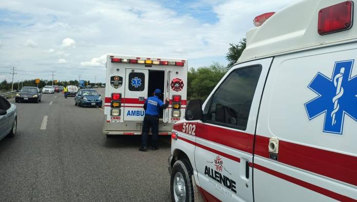 Mujer choca contra barandal en la carretera 57; viajaba con una menor