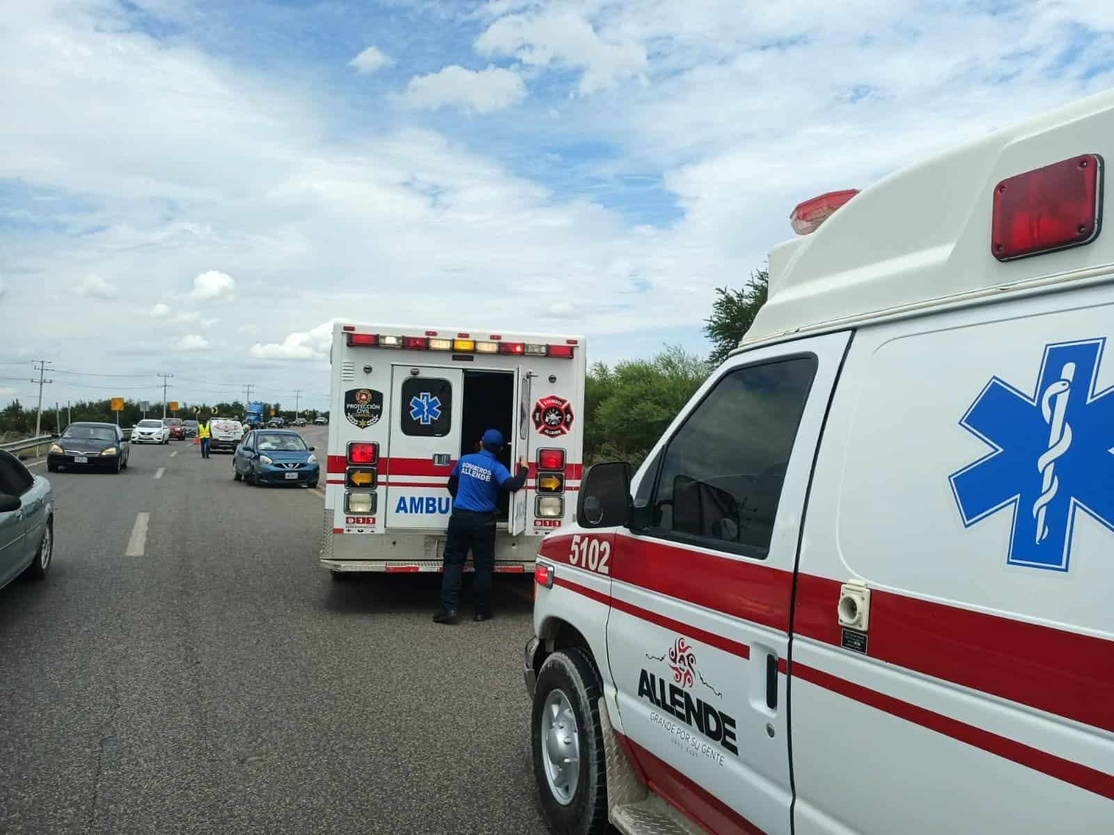 Mujer choca contra barandal en la carretera 57; viajaba con una menor