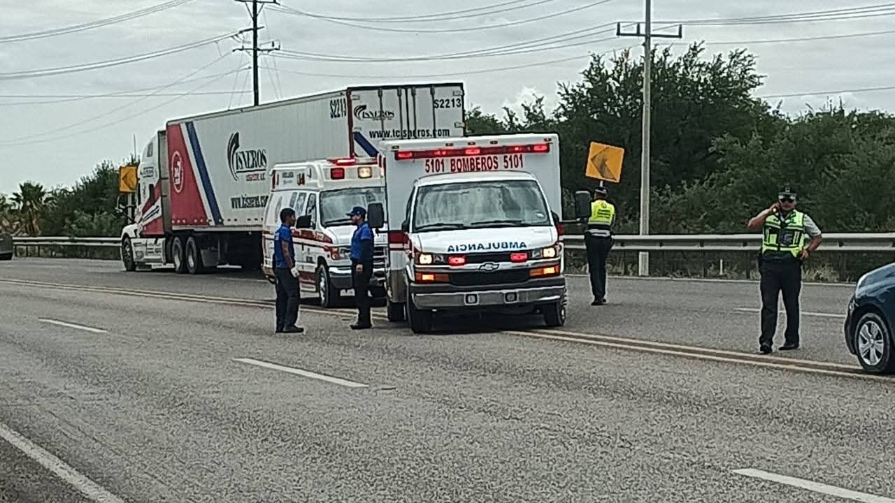 Mujer choca contra barandal en la carretera 57; viajaba con una menor