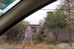Camina por la carretera 30 y pone en riesgo su vida; automovilistas lo reportan