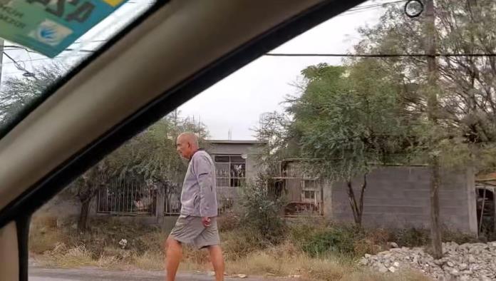 Camina por la carretera 30 y pone en riesgo su vida; automovilistas lo reportan