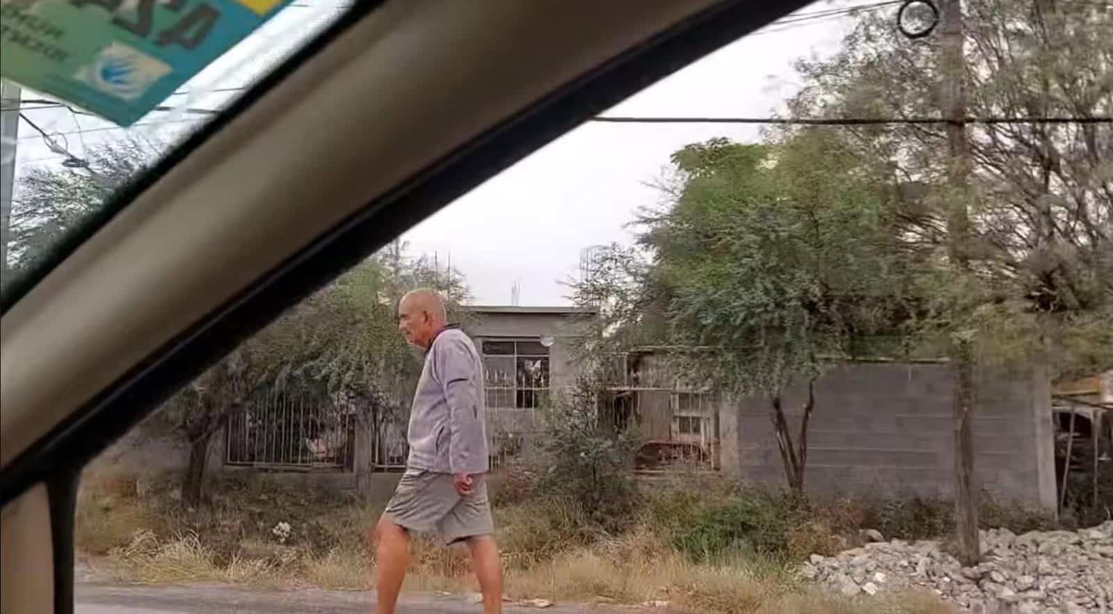 Camina por la carretera 30 y pone en riesgo su vida; automovilistas lo reportan