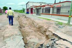 Colapsa drenaje en colonia Los Pinos y provoca enorme socavón en Ramos Arizpe