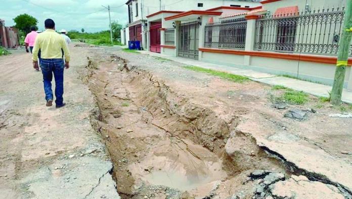 Colapsa drenaje en colonia Los Pinos y provoca enorme socavón en Ramos Arizpe