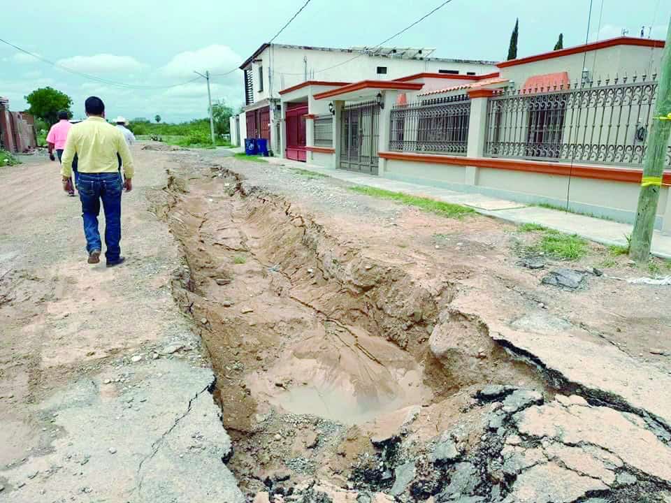Colapsa drenaje en colonia Los Pinos y provoca enorme socavón en Ramos Arizpe