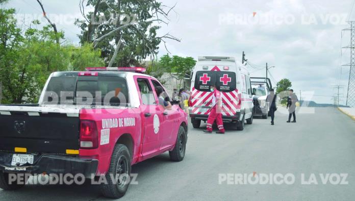Mujer se desmaya en la calle y sufre lesión facial en la colonia Rogelio Montemayor