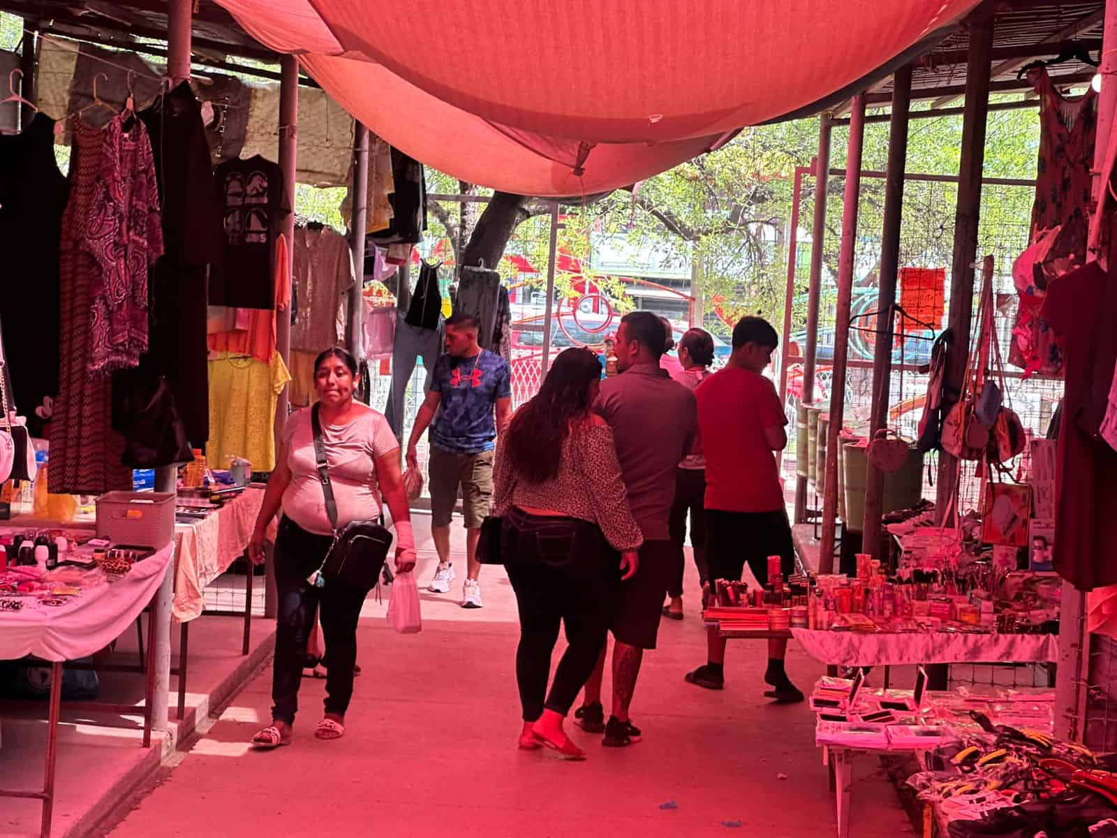 Elecciones pasan desapercibidas en la San Joaquín pese a que el tianguis está lleno