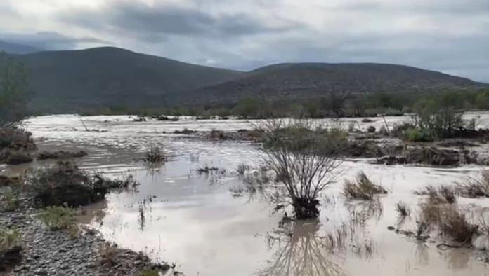Lluvias desbordan arroyos y represas en la Región Carbonífera, afectan caminos rurales