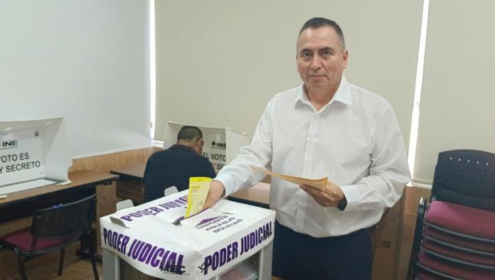 Va a emitir voto candidato a juez