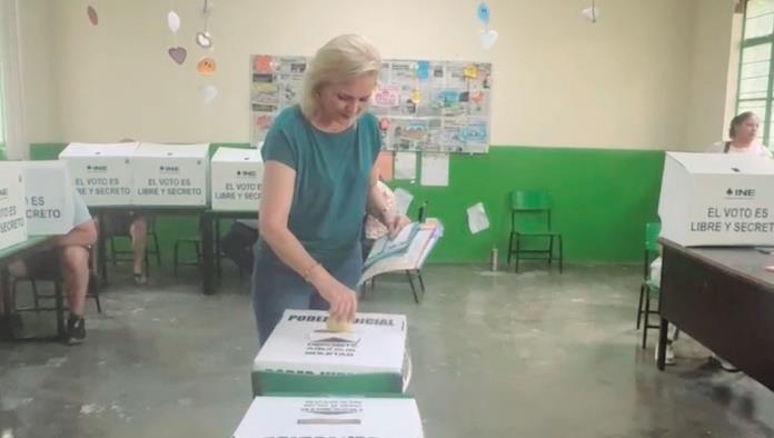 Emite su voto Laura Jiménez en proceso electoral judicial
