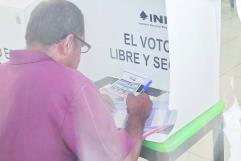 Acuden a votar con ´arcodeón´