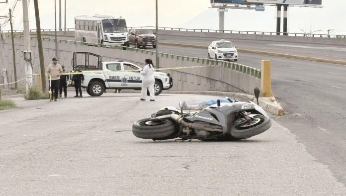 Choca moto contra la base de puente