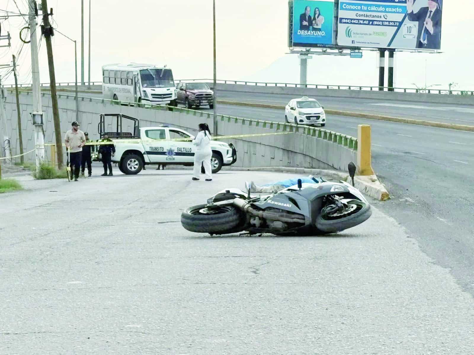 Choca moto contra la base de puente