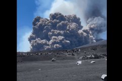 Erupciona el volcán Etna; Deja impresionantes imágenes