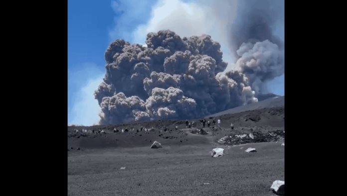 Erupciona el volcán Etna; Deja impresionantes imágenes