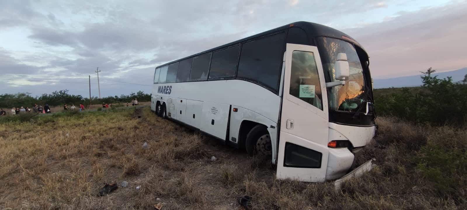 Muere conductor tras chocar de frente contra autobús en la 57