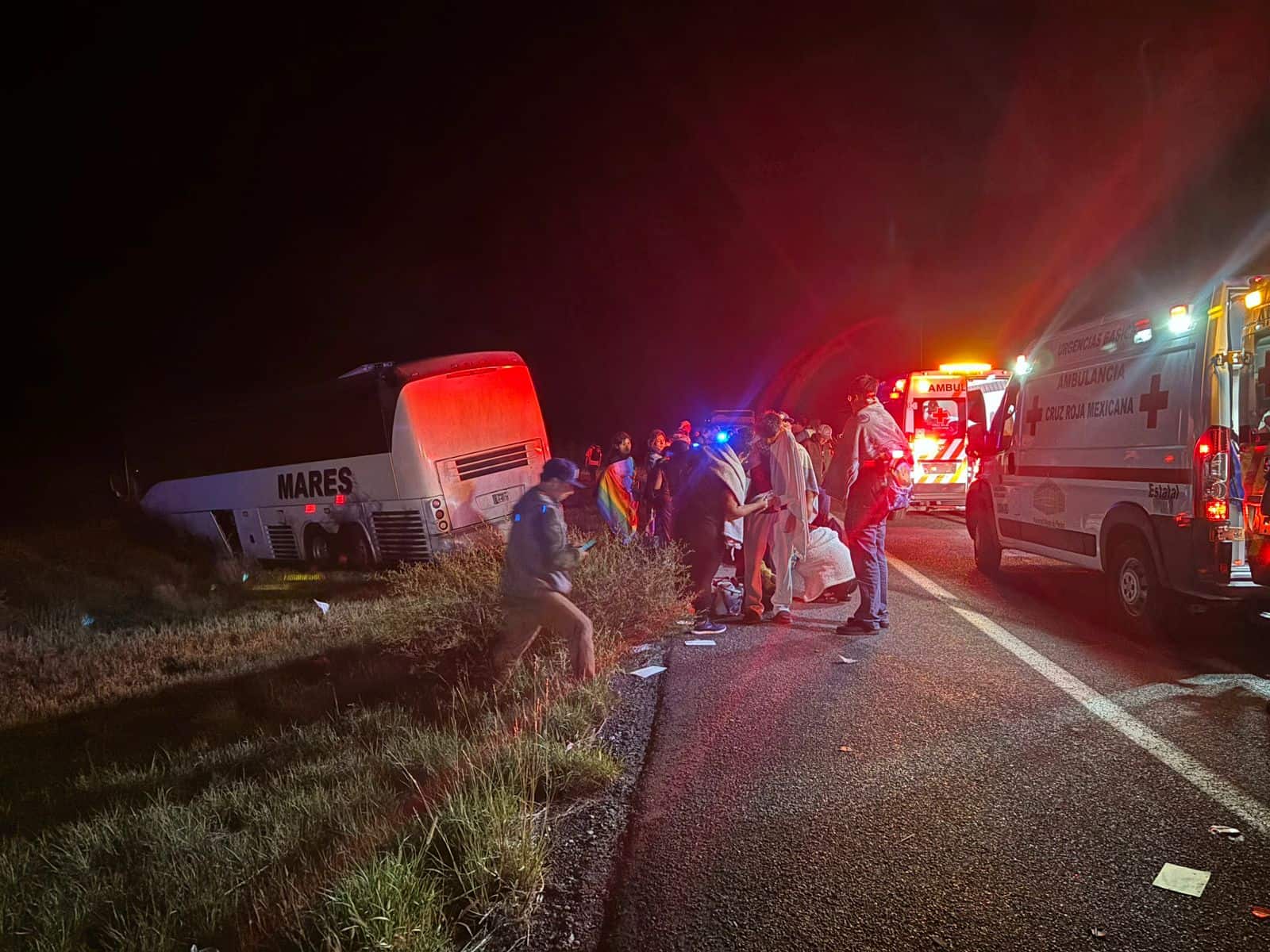 Muere conductor tras chocar de frente contra autobús en la 57