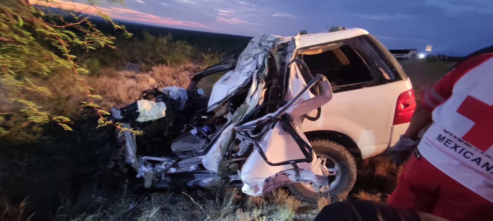Muere conductor tras chocar de frente contra autobús en la 57 Muere conductor tras chocar de frente contra autobús en la 57