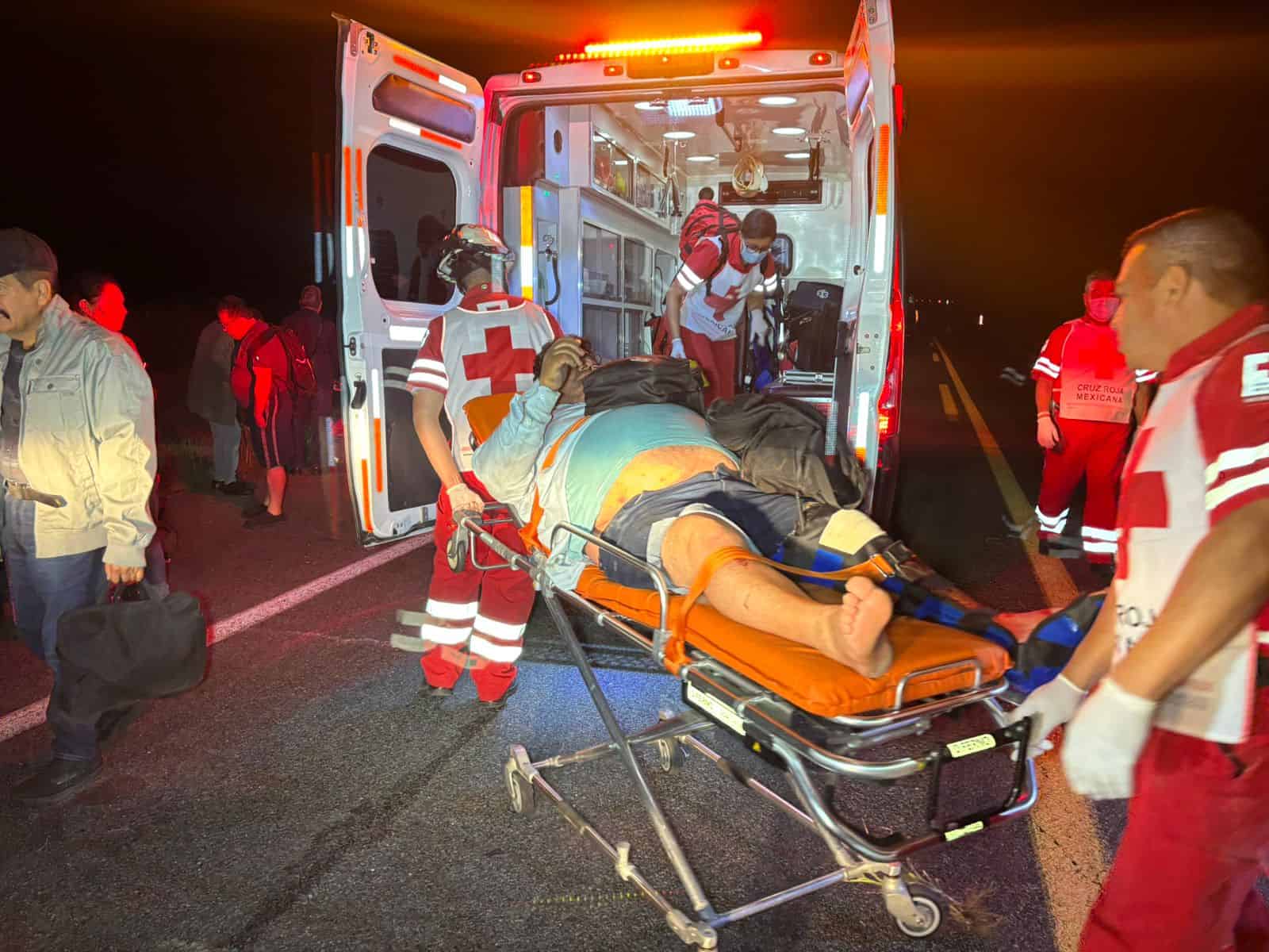 Muere conductor tras chocar de frente contra autobús en la 57