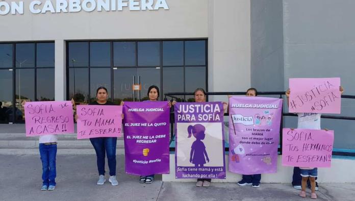 Clama madre de familia le regresen a su hija