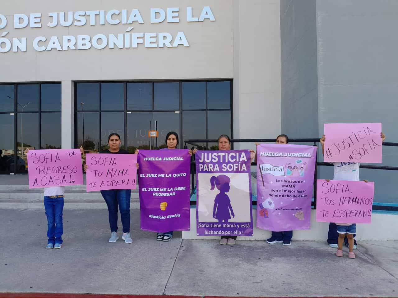 Clama madre de familia le regresen a su hija