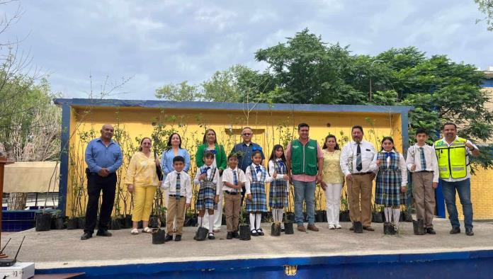 Inicia entrega de árboles en escuelas de Ciudad Acuña
