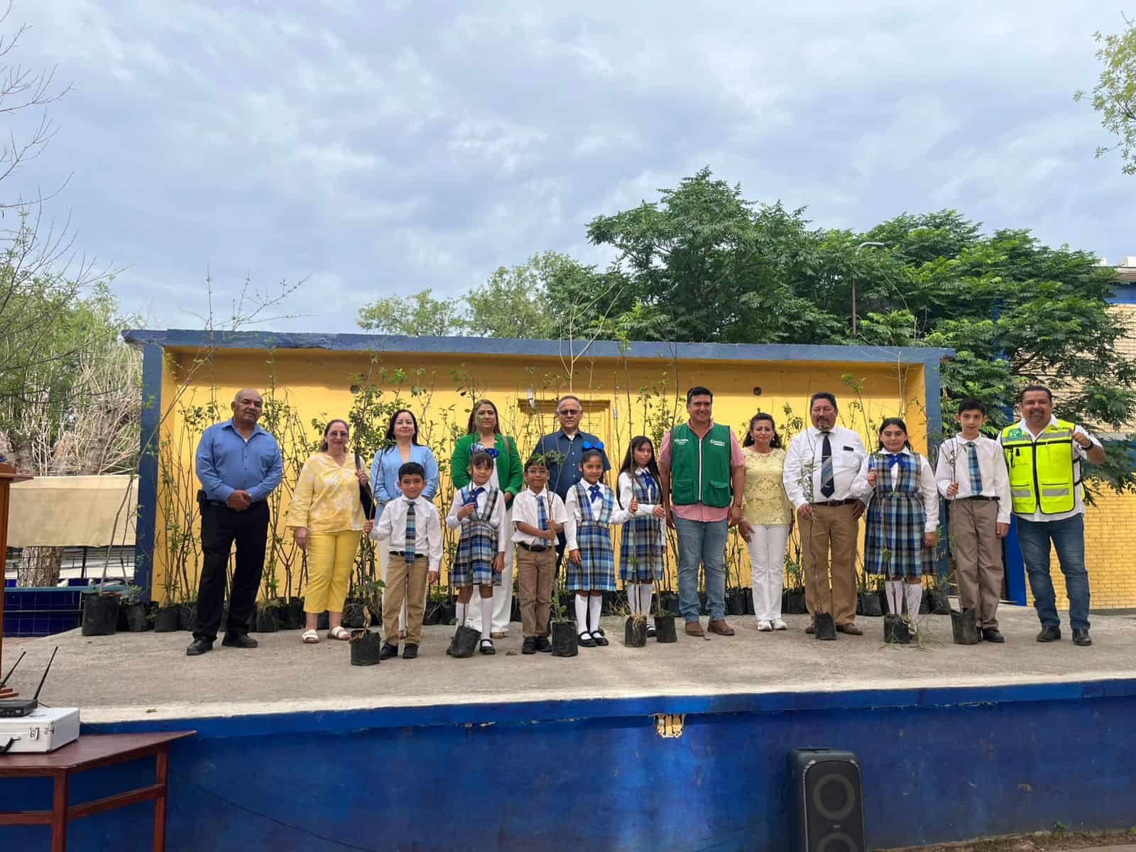 Inicia entrega de árboles en escuelas de Ciudad Acuña