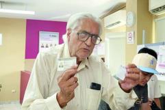 Decepcionado destruye su credencial de elector