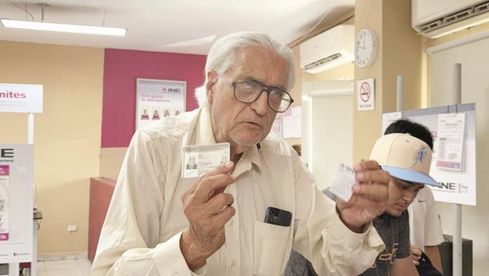 Decepcionado destruye su credencial de elector