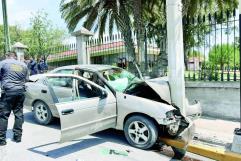 ¡Se quedó dormido! Incrusta auto en poste de CFE
