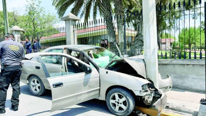 ¡Se quedó dormido! Incrusta auto en poste de CFE