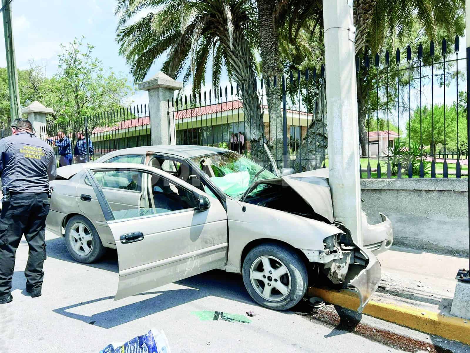 ¡Se quedó dormido! Incrusta auto en poste de CFE