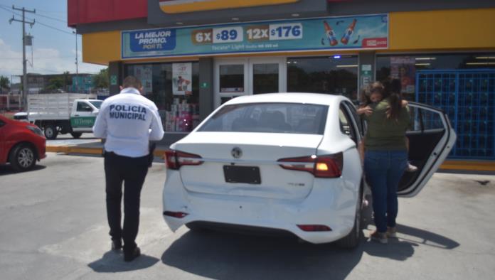 No frenó en bordo; Lesiona a mujer y niña en choque