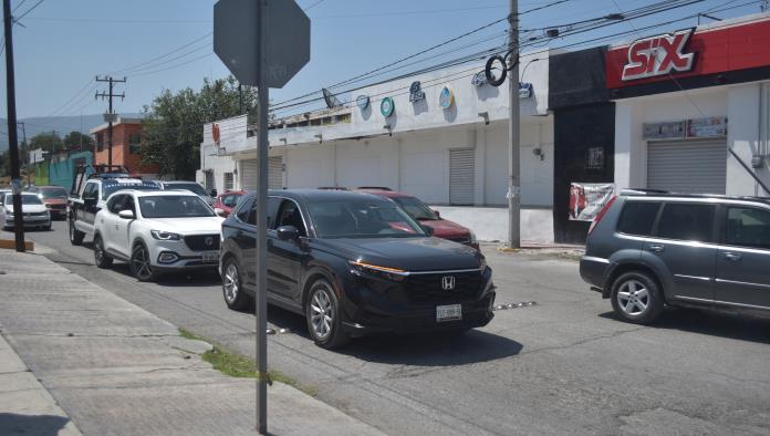 Le ´pega´ camioneta por atrás