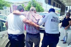 Cae abuelito; se lastima la cadera por banqueta en mal estado