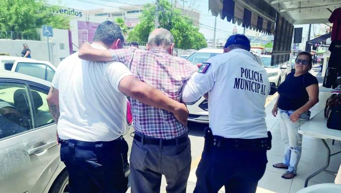 Cae abuelito; se lastima la cadera por banqueta en mal estado