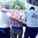 Cae abuelito; se lastima la cadera por banqueta en mal estado