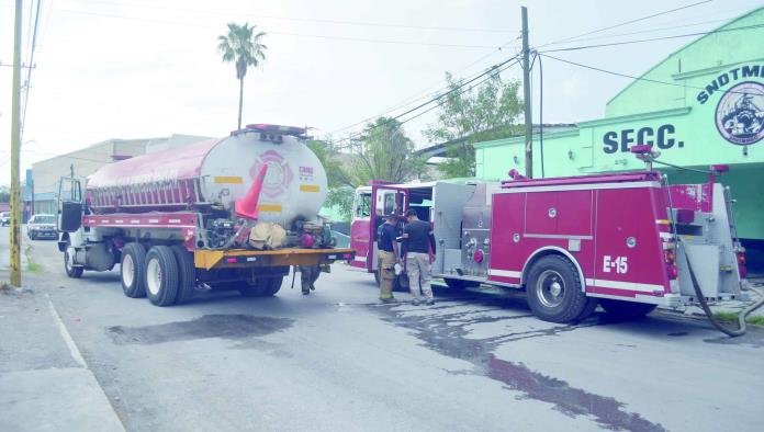 Incendian vándalos sindicato de la 147; Evitan bomberos tragedia mayor