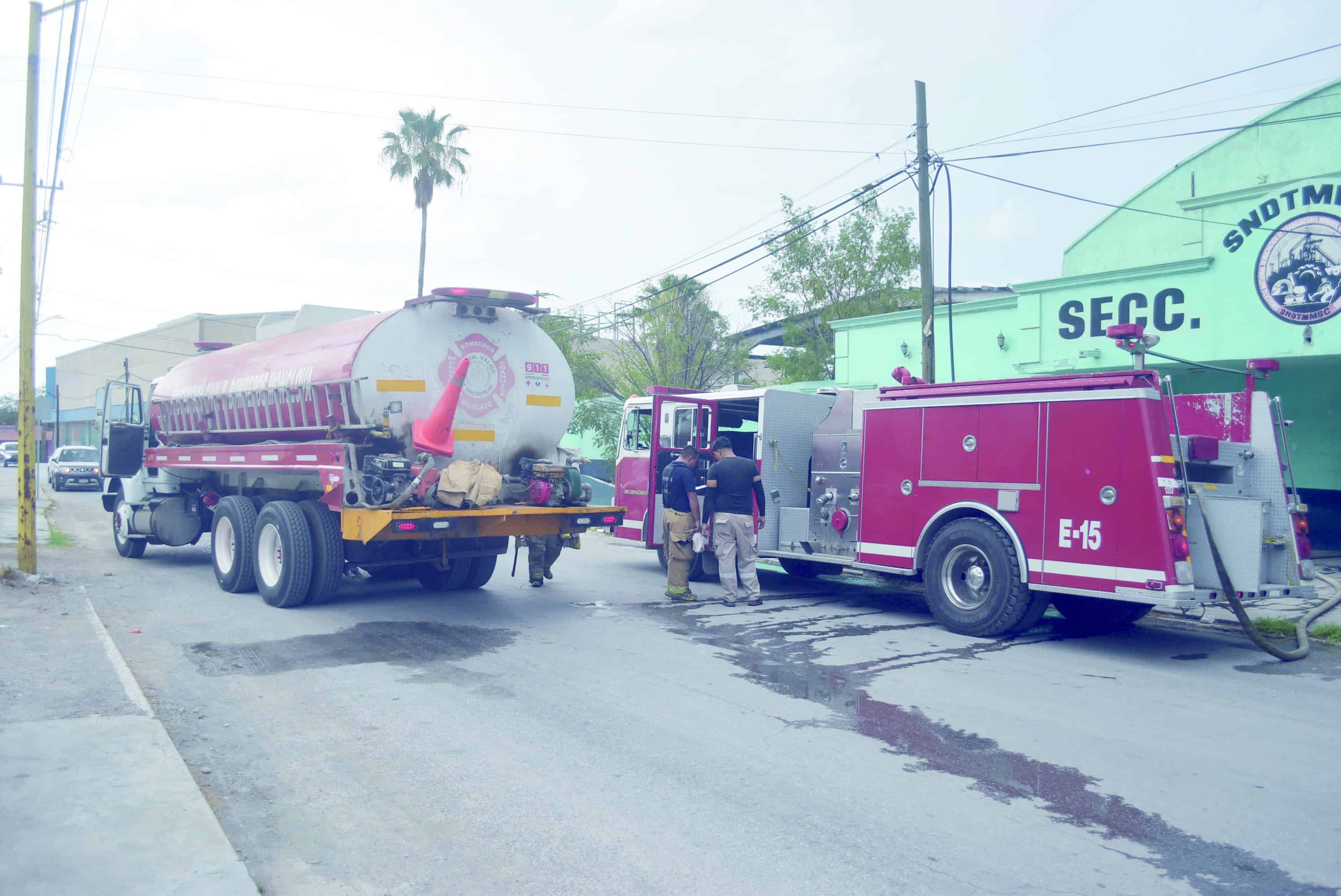 Incendian vándalos sindicato de la 147; Evitan bomberos tragedia mayor