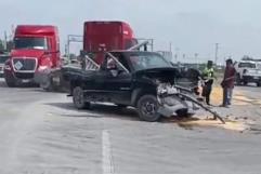 Choque entre tráiler y camioneta deja un lesionado y daños severos en carretera Ribereña