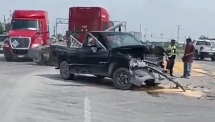 Choque entre tráiler y camioneta deja un lesionado y daños severos en carretera Ribereña