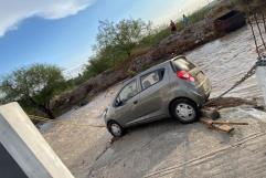 Vecinos logran rescatar vehículo arrastrado por la corriente tras fuerte tormenta en Casta