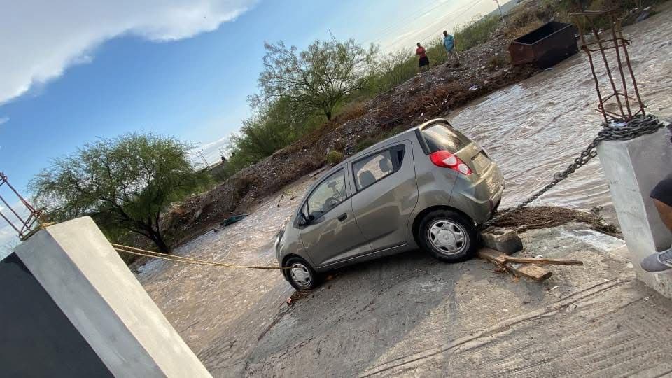 Vecinos logran rescatar vehículo arrastrado por la corriente tras fuerte tormenta en Casta