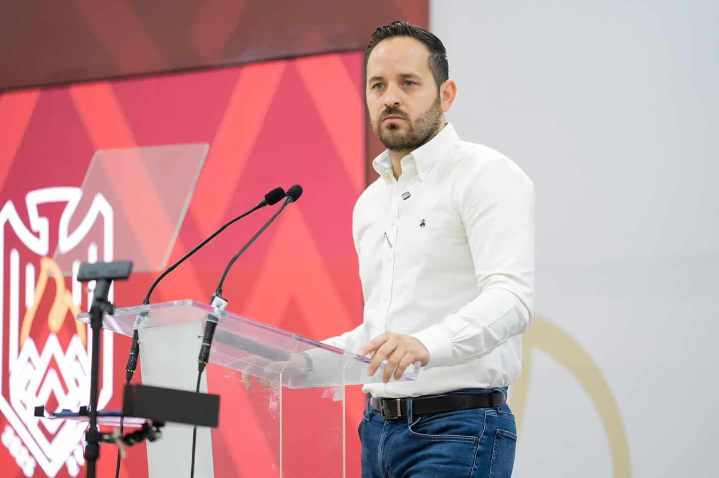Diputado Memo Ruiz acusa al alcalde de manipular información sobre techumbres escolares