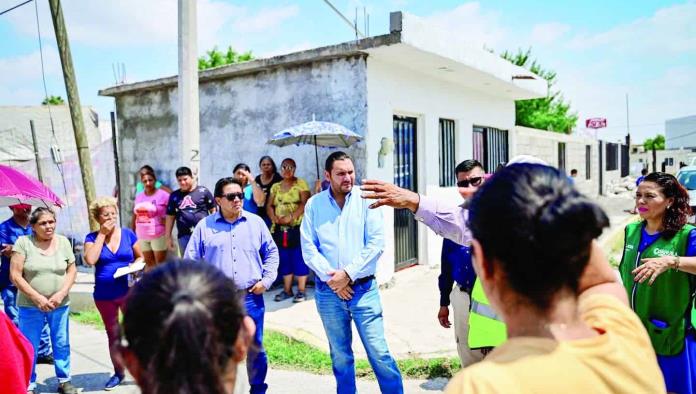 Atiende Carlos Villarreal a afectados por la lluvia