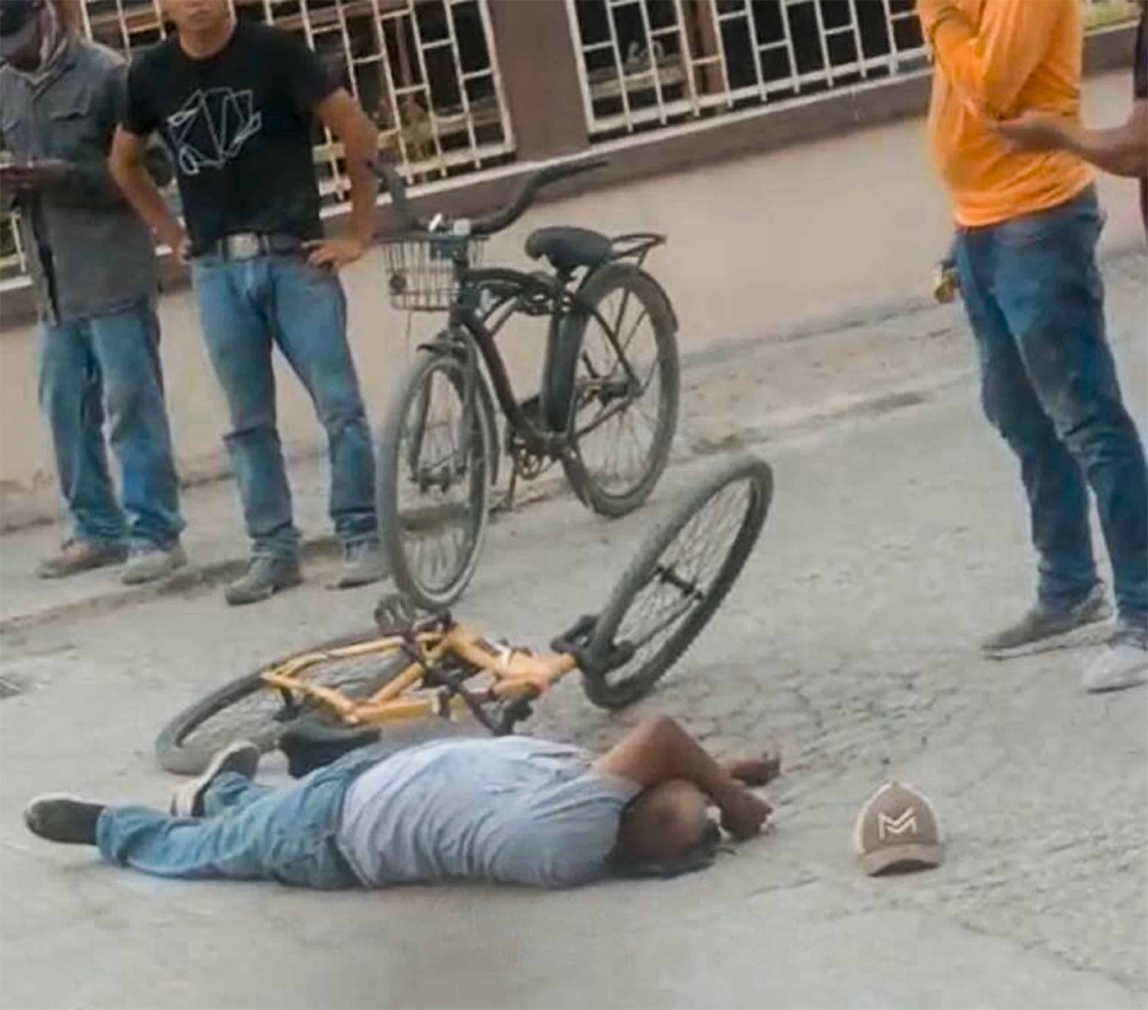 Muere ciclista tras desvanecerse en zona centro de Nava