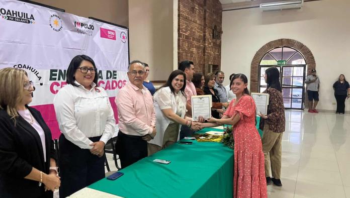 Más de 100 adultos concluyen estudios gracias al IEEA en Acuña