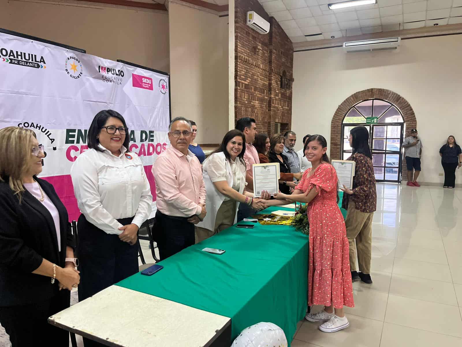 Más de 100 adultos concluyen estudios gracias al IEEA en Acuña